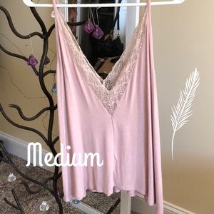 💕PINK LACE CAMI W DEEP V NECK AND BACK💕 MEDIUM